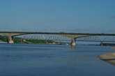Вид Октябрьского моста (на заднем плане — железнодорожный) через реку Волга в Ярославле от Тверицкого пляжа (левый берег)