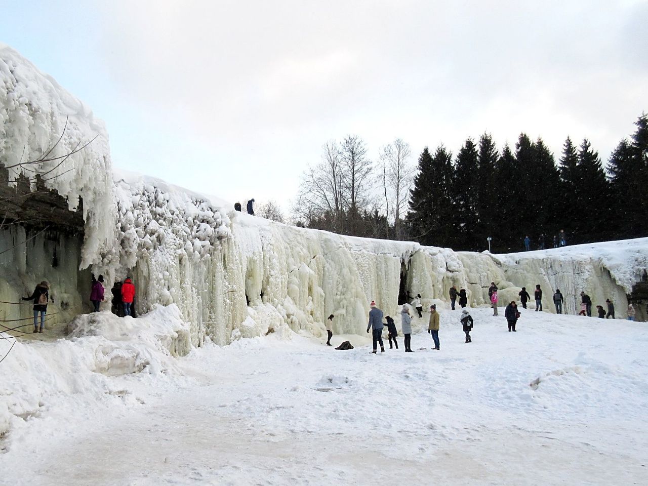 Водопады в зимнем прикиде Эстония