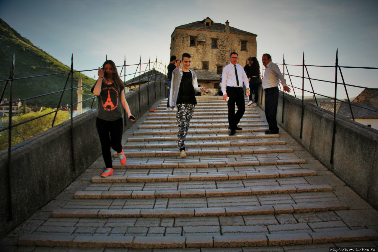 камни на мосту отшлифованы до такой степени, что вполне можно навернуться, достаточно скользко бывает Мостар, Босния и Герцеговина