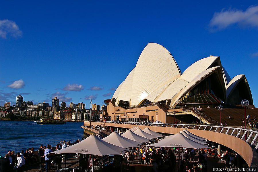 Знаменитое здание Сиднейской Оперы выглядит симпатично только на расстоянии, на фоне бухты или моста через залив. А вблизи скорее напоминает какой-нибудь советский выставочно-концертный зал.