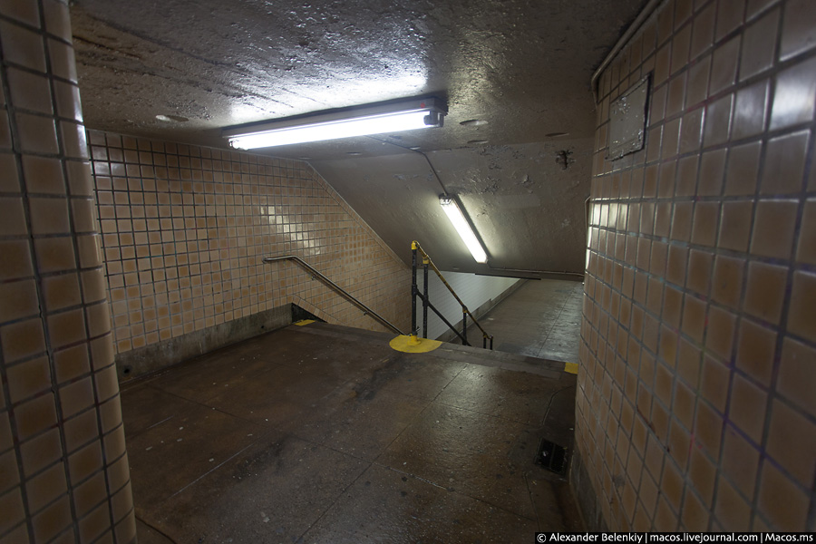 Таких входов может быть очень много, внутри все они сообщаются длинным коридором, ведущим на саму станцию. Нью-Йорк, CША