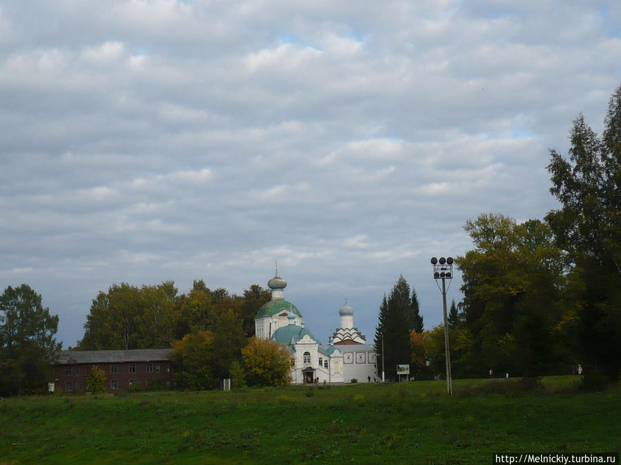 Небольшая прогулка возле монастыря Тихвин, Россия