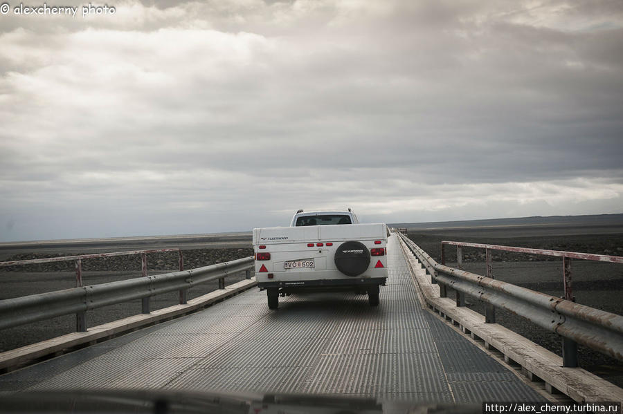 Типичная картина однополосный мост, если надо — пропустим встречного. На длинном мосту через Скейдару на середине моста с каждой стороны есть несколько расширений для пропуска встречного транспорта. Исландия