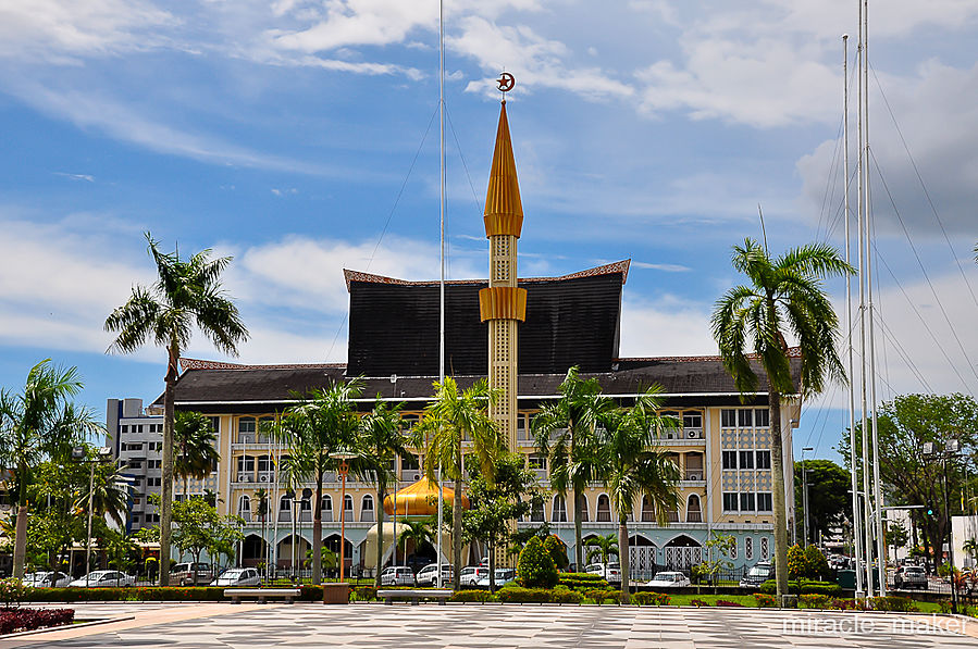 Так как Ислам — государственная и высокопочитаемая религия в Брунее, создано даже целое Министерство по делам религии, здание которого расположено напротив главной мечети страны. Бандар-Сери-Бегаван, Бруней