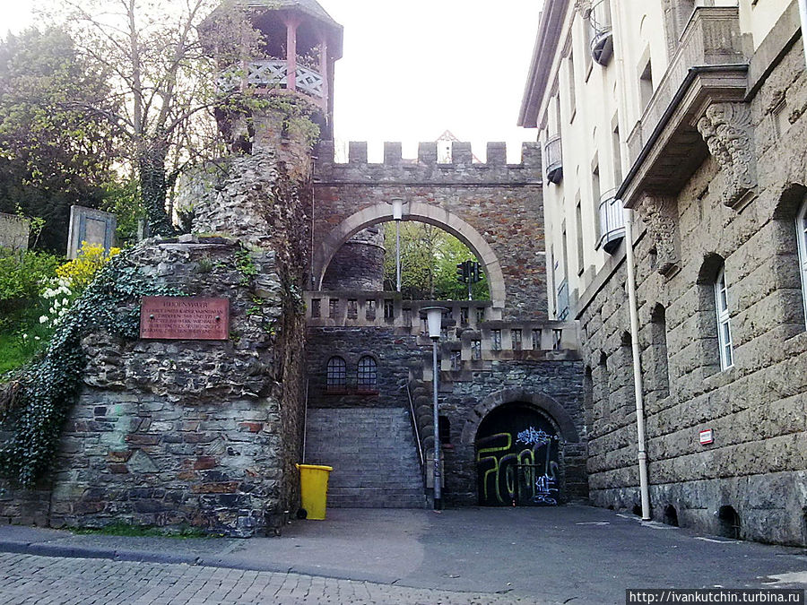Остатки крепости прямо посреди маленьких городских улочек. Крепость сохранилась еще со времен римской империи. Висбаден, Германия