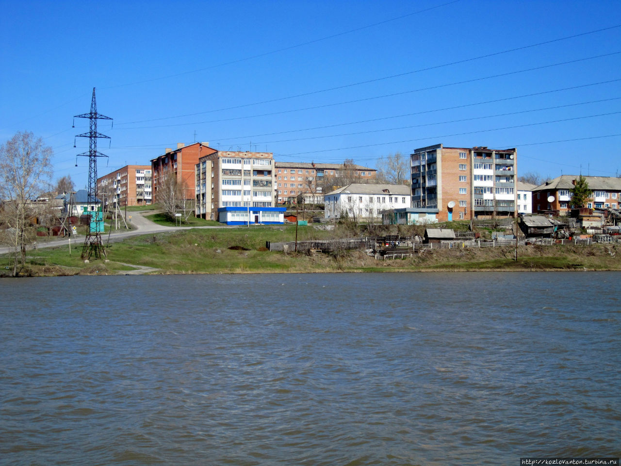Вид на поселок со стороны Комсомольского пруда. Яшкино, Россия