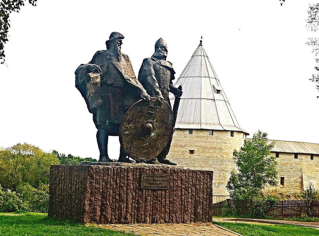 Памятник Рюрику и Олегу. 