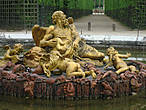 Еще скульптурная группа одного из многочисленных (но не работающих) фонтанов.