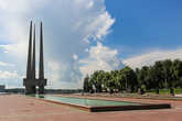 Монумент Победы, называемый в народе Три Штыка. Символизируют они армию, партизан и подпольщиков.