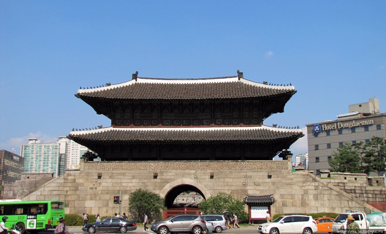 Также имеют название Великие южные ворота. Старейшее сооружение Сеула Сеул, Республика Корея
