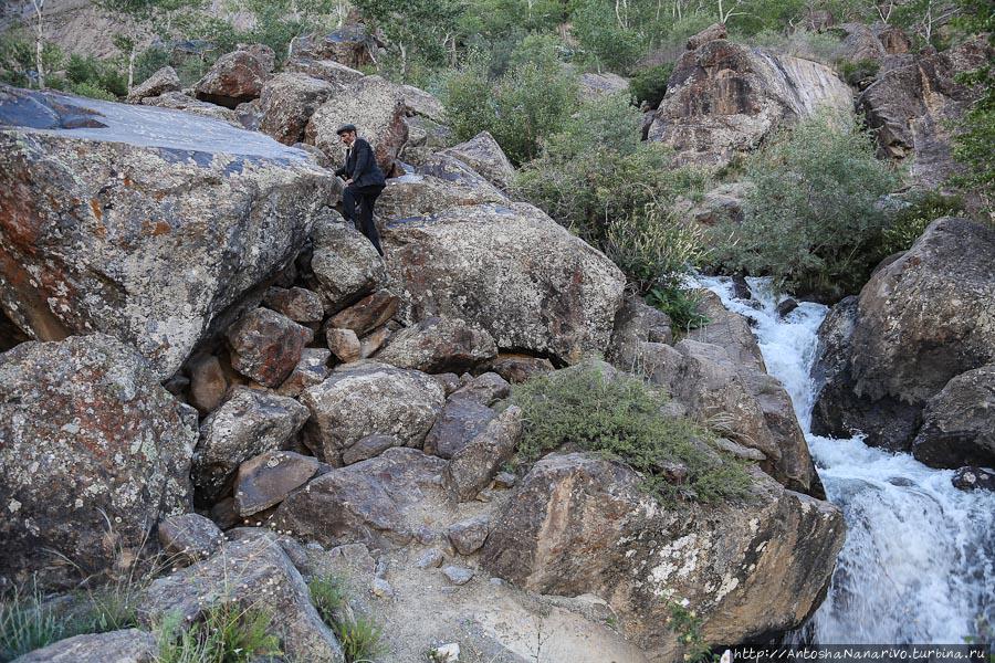 Новруз, будучи памирцем, передвигается по скалам легко и непринуждённо. В отличие от автора. Горно-Бадахшанская область, Таджикистан