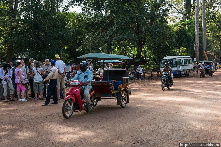 Расстояния здесь немалые, по жаре гулять сложновато, можно арендовать велорикшу, он будет вашим на весь день Ангкор (столица государства кхмеров), Камбоджа