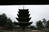 Пятиэтажная пагода-Годзюното. Построена в 725 году восстановлена в 1426 году.