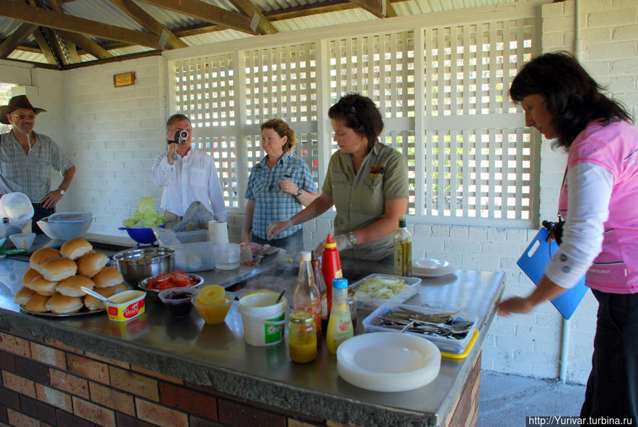 Под руководством Эрики (в центре) ланч был приготовлен очень быстро Штат Тасмания, Австралия