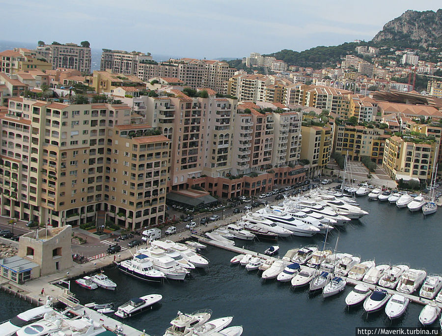 В удобной бухте Монако расположен очень живописный порт. Монако-Вилль, Монако