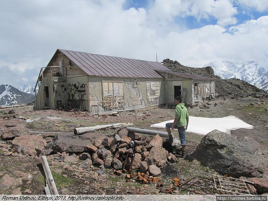 ночевали на втором этаже, рано утром обнаружив засыпанными себя снегом ночевали на втором этаже, рано утром обнаружив засыпанными себя снегом