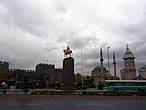 На площади сразу можно увидеть несколько достопримечательностей города Кайсери — крепость, Великую мечеть, памятник Кемалю.