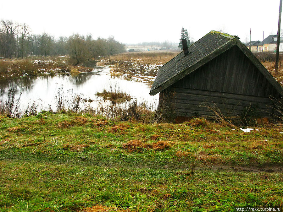 Мимо покосившейся чухонской бани мы возвращаемся к автобусу. Старый пруд тих и спокоен. Всё застыло, готовясь к зиме. Поездка продолжается. Мы нанизываем ожерелье из львовских усадьб. Мимо покосившейся чухонской бани мы возвращаемся к автобусу. Старый пруд тих и спокоен. Всё застыло, готовясь к зиме. Поездка продолжается. Мы нанизываем ожерелье из львовских усадьб.