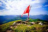 Так же как и на вершине Чертовых ворот, на Тхаче установлено памятное знамя, в честь защитников Кавказа.