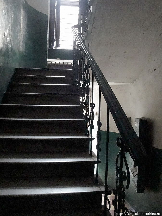 Подъезд одного из старых домов Подъезд одного из старых домов