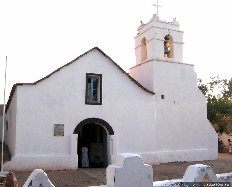 Церковь Сан-Педро-де-Атакама. Еще в 1557 году на этом месте была часовня, а эта церковь построена на ее месте в 1745 году. Антофагаста, Чили
