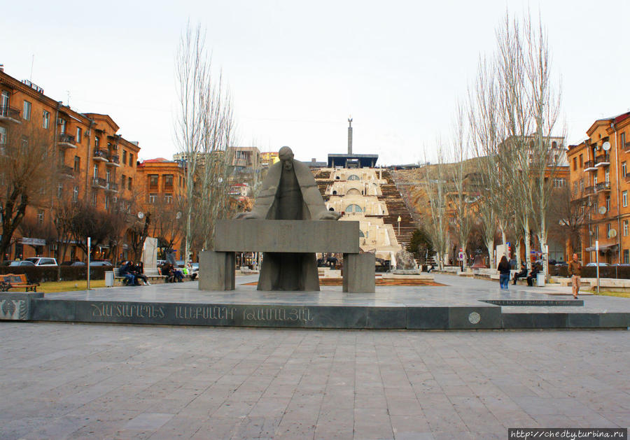 Памятник Главному Архитектору города Александру Таманяну. Ереван, Армения