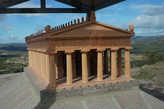 Макет   храма   Афины.  Храм   был   воздвигнут  в   530 ом    году   до   н. э.   на   самой   вершине   холма..