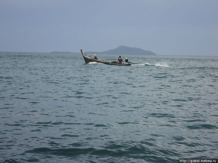 Рыбаки проплывающие в Малаккском проливе. Пхукет, Таиланд