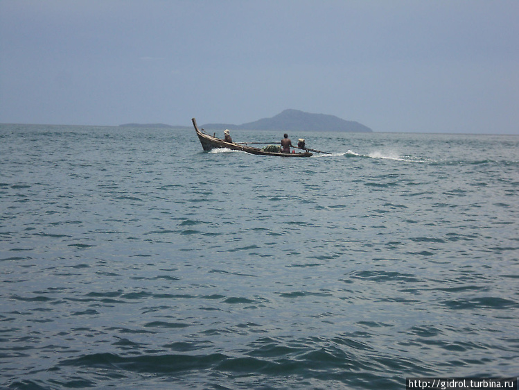 Рыбаки проплывающие в Мал