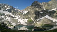 ОЗЕРО БЕЗМОЛВИЯ(Большое Имеретинское озеро) — самое большое каровое озеро (площадь 0,21км2, максимальная глубина 18м) не только в рассматриваемом районе, но и на всем Западном Кавказе (в пределах Краснодарского края).
С высоты обрамляющих его горных вершин, оно напоминает грушу (основной бассейн) с карстом-заливом (аппендиксом), соединяющимся с ним узкой горловиной. В акватории водоема в 8-10-ти м от его правого берега над прозрачной и почти невесомой голубизной — небольшой скалистый остров.