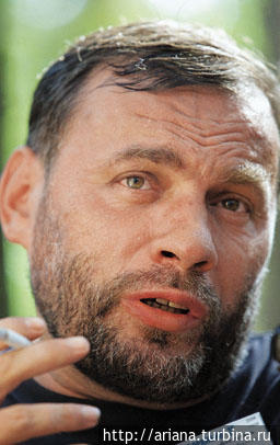 Художественный руководитель театра-студии Бум Александр Калашников. Бум был уличным театр для всех. Хотя здание у него было (теперь там магазин...) Калашников со своей труппой колесил по городам и весям, в том числе и на повозках, заезжая в села и разыгрывая спектакли прямо на траве. Одна из его идей — театр на плотах — также получила воплощение: Алые паруса по книге А.Грина были сыграны на водоемах Ульяновской и Пензенской областей и в столичной усадьбе Кусково. Россия Художественный руководитель театра-студии Бум Александр Калашников. Бум был уличным театр для всех. Хотя здание у него было (теперь там магазин...) Калашников со своей труппой колесил по городам и весям, в том числе и на повозках, заезжая в села и разыгрывая спектакли прямо на траве. Одна из его идей — театр на плотах — также получила воплощение: Алые паруса по книге А.Грина были сыграны на водоемах Ульяновской и Пензенской областей и в столичной усадьбе Кусково. Россия