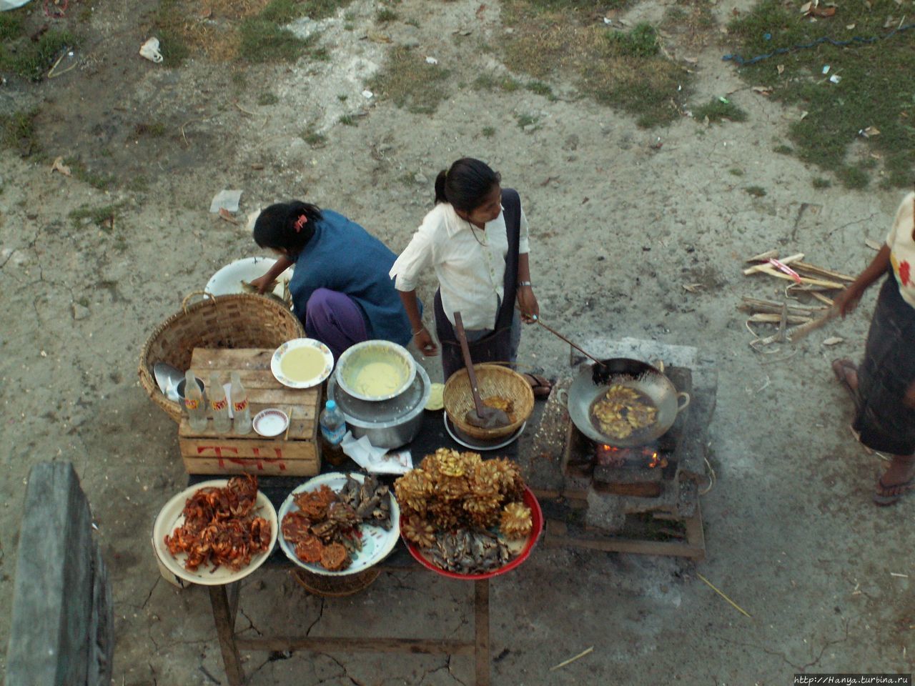 Походны кухни у озера Таунтаман (Thaungthaman) Амарапура, Мьянма