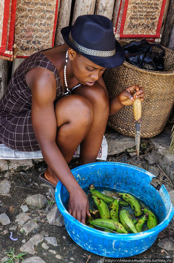 Девушка моет бананы для варки Джинджа, Уганда
