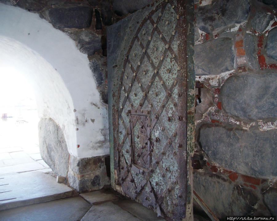 двери Святых ворот Соловецкие острова, Россия