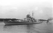 Фото из интернета.
https://upload.wikimedia.org/wikipedia/commons/f/fe/Bundesarchiv_Bild_193-04-1-26%2C_Schlachtschiff_Bismarck.jpg