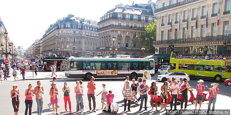 Уличные музыканты у стен Уличные музыканты у стен