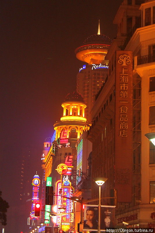 Знаменитый город в разноцветной подсветке Шанхай, Китай