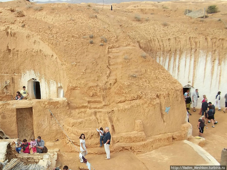 Вид на пещеры троглодитов Матмата, Тунис