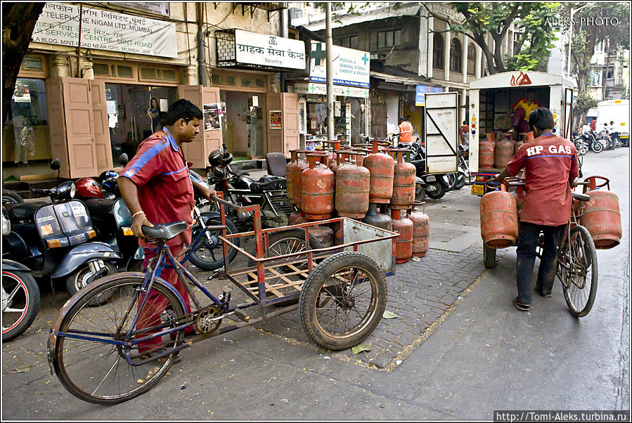 Газ, видимо, здесь в почете. Это развозчики газовых баллонов...
* Мумбаи, Индия