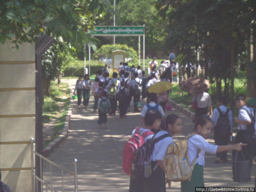 Прогулка около института медицины  Янгона Янгон, Мьянма
