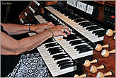 Бабушка так раззадорилась, что решила сыграть нам на органе...
*