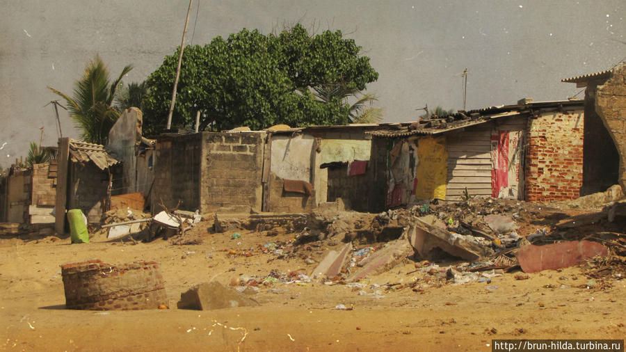 Люди живут в трущобах, после насшествия цунами несколько лет назад. Шри-Ланка