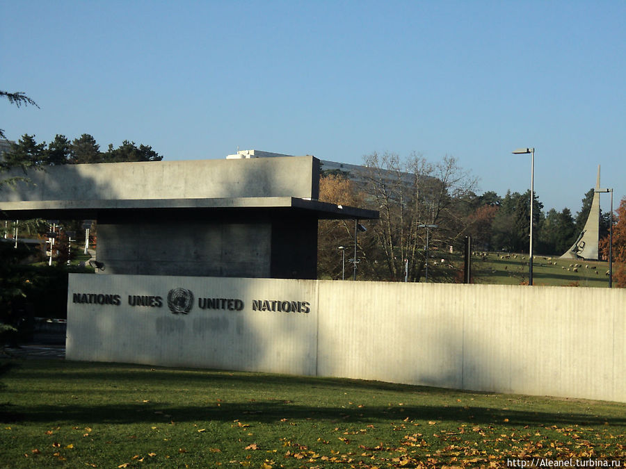 Служебный въезд на территорию ООН, где на холме пасутся овечки Женева, Швейцария