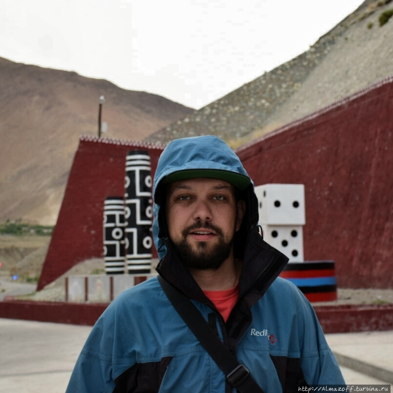 алматинский путешественник Андрей Гундарев (Алмазов) в Тибете Лхаса, Китай