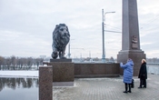 Бронзовый лев рядом с пилоном с изображением Героя Советского Союза, старшего лейтенанта Н.И. Яшина
