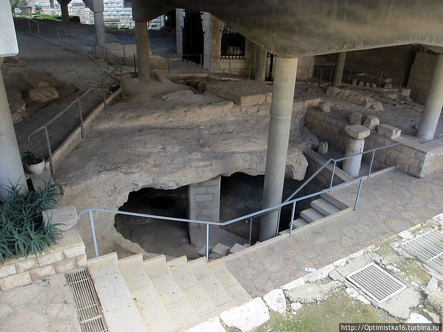 Под баптистерием находятся раскопки древнего поселения Назарета и археологические экспонаты. Назарет, Израиль