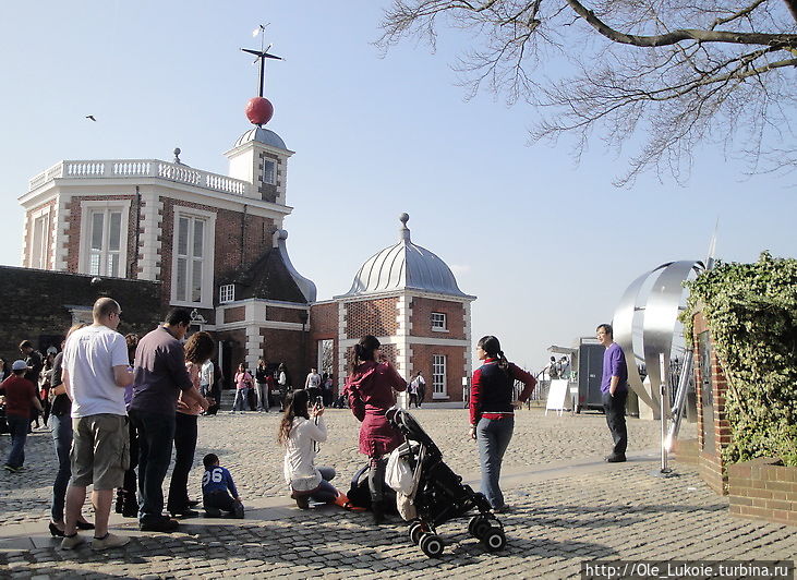 Очередь, чтобы сфотографироваться на нулевом меридиане Очередь, чтобы сфотографироваться на нулевом меридиане