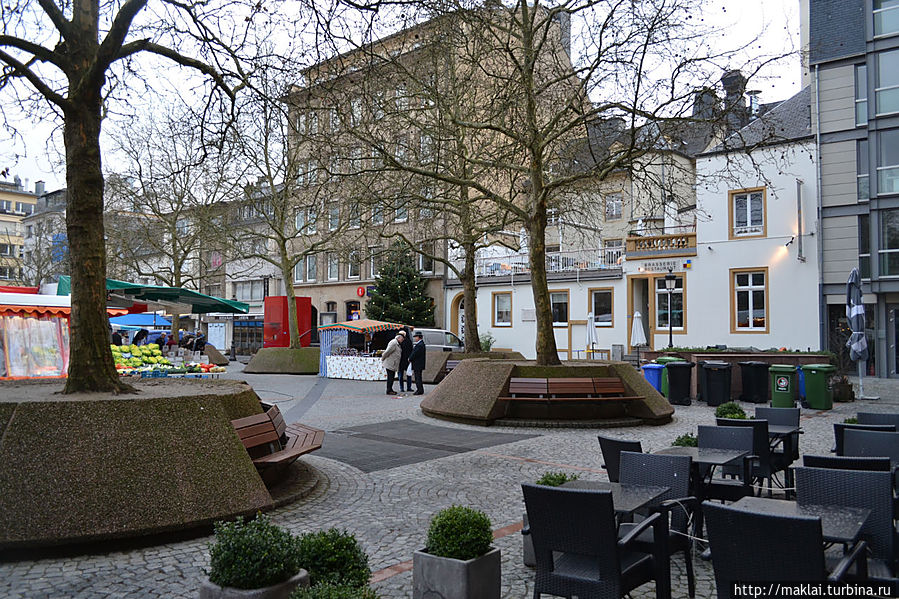 Площадь Гийома II, находящуюся в центре исторической части Люксембурга в Верхнем городе, местные жители часто называют Кнюделер, что переводится как «пояс францисканских монахов», так как на этом месте до 19 века находилось их аббатство. Люксембург, Люксембург