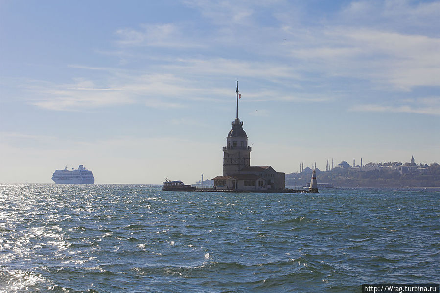 Девичья башня — расположена в азиатской части Стамбула на небольшом островке Босфорского пролива. Башня является одним из символов города. Стамбул, Турция