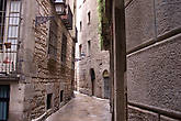 Искривленные улочки Готического квартала. Постройки датируются 14-15 веками, но есть и сохранившиеся с римских времен